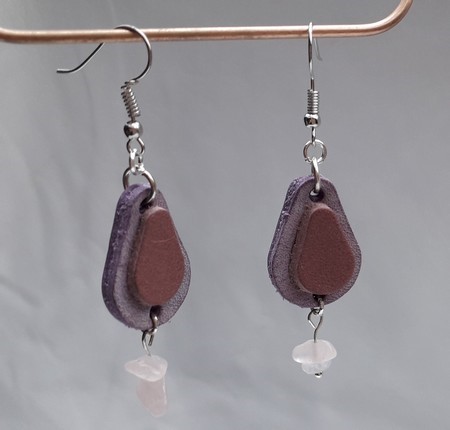 boucles d'oreilles en cuir véritable et rocailles de quartz rose